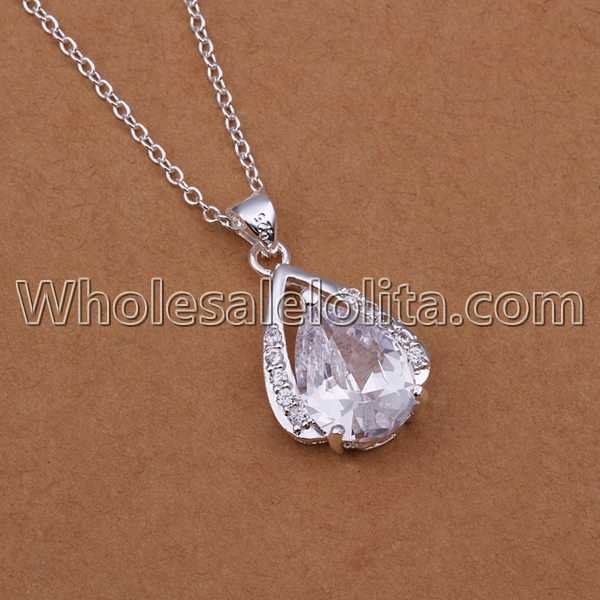 Fashionable Platinum Necklace with Diamond Trimmed Pendant for Versatile Occasions