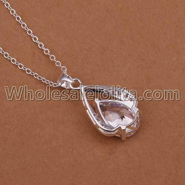 Fashionable Platinum Necklace with Diamond Trimmed Pendant for Versatile Occasions