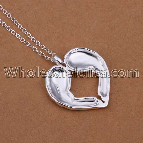 Fashionable Platinum Necklace with Angle